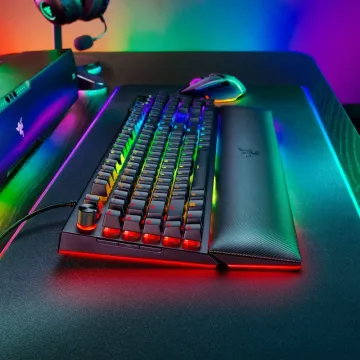 Razer BLACKWIDOW V4 PRO - Gaming Mechanical RGB Keyboard - Green Clicky Switches - Macros - 