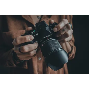 Olympus OM SYSTEM M.Zuiko PRO Digital ED 20mm 1:1.4 incl. Lens hood & Wrapping cloth - 