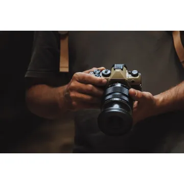 Olympus OM-5 II body sand beige, BLS-50 Battery, Eyecup, USB Connection Cable, Shoulder Strap - 